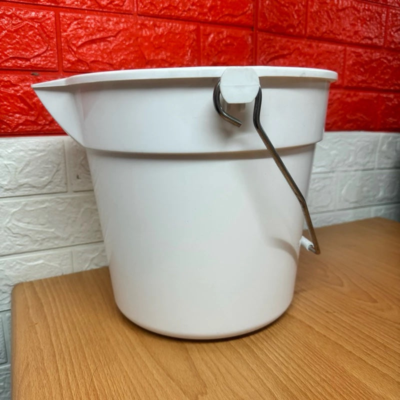 Bucket 10qt Round with Spout and Handle